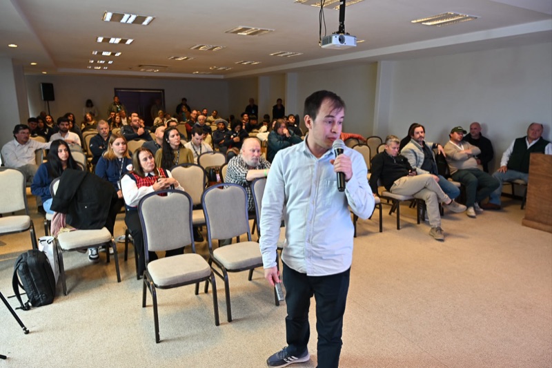Vista de la sala de conferencias durante una consulta del público
