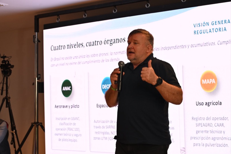 Expositor durante la charla sobre el marco regulatorio de la aviación agrícola