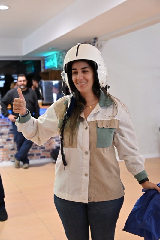 Asistente probando un casco de vuelo en el salón de exposiciones
