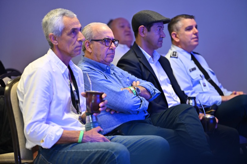 Autoridades y referentes del sector siguiendo una exposición