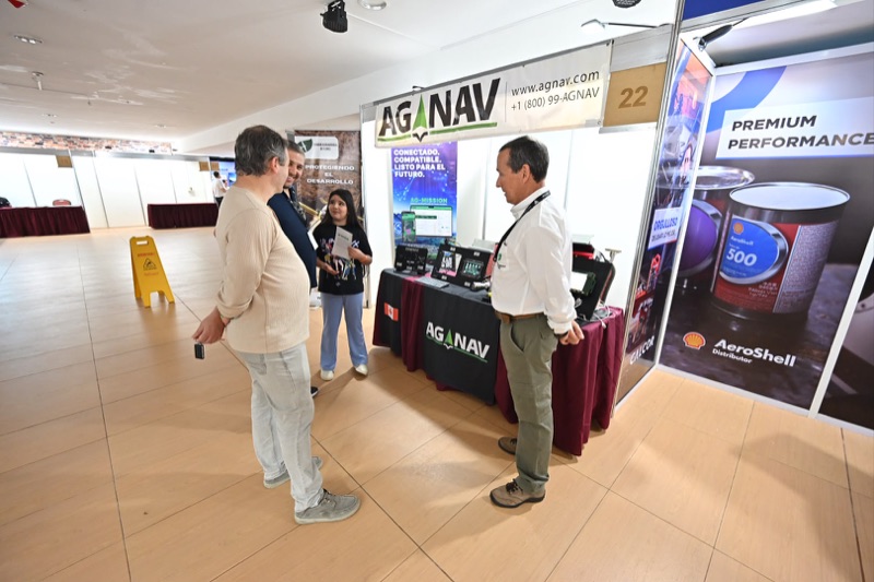 Asistentes recorriendo los stands de AgNav y AeroShell en la expo