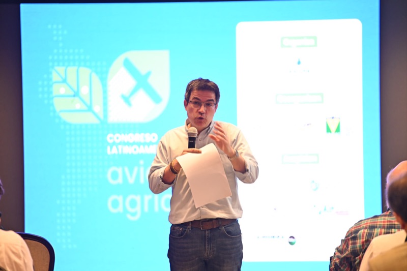 Expositor en el escenario principal del Congreso Latinoamericano de Aviación Agrícola 2026