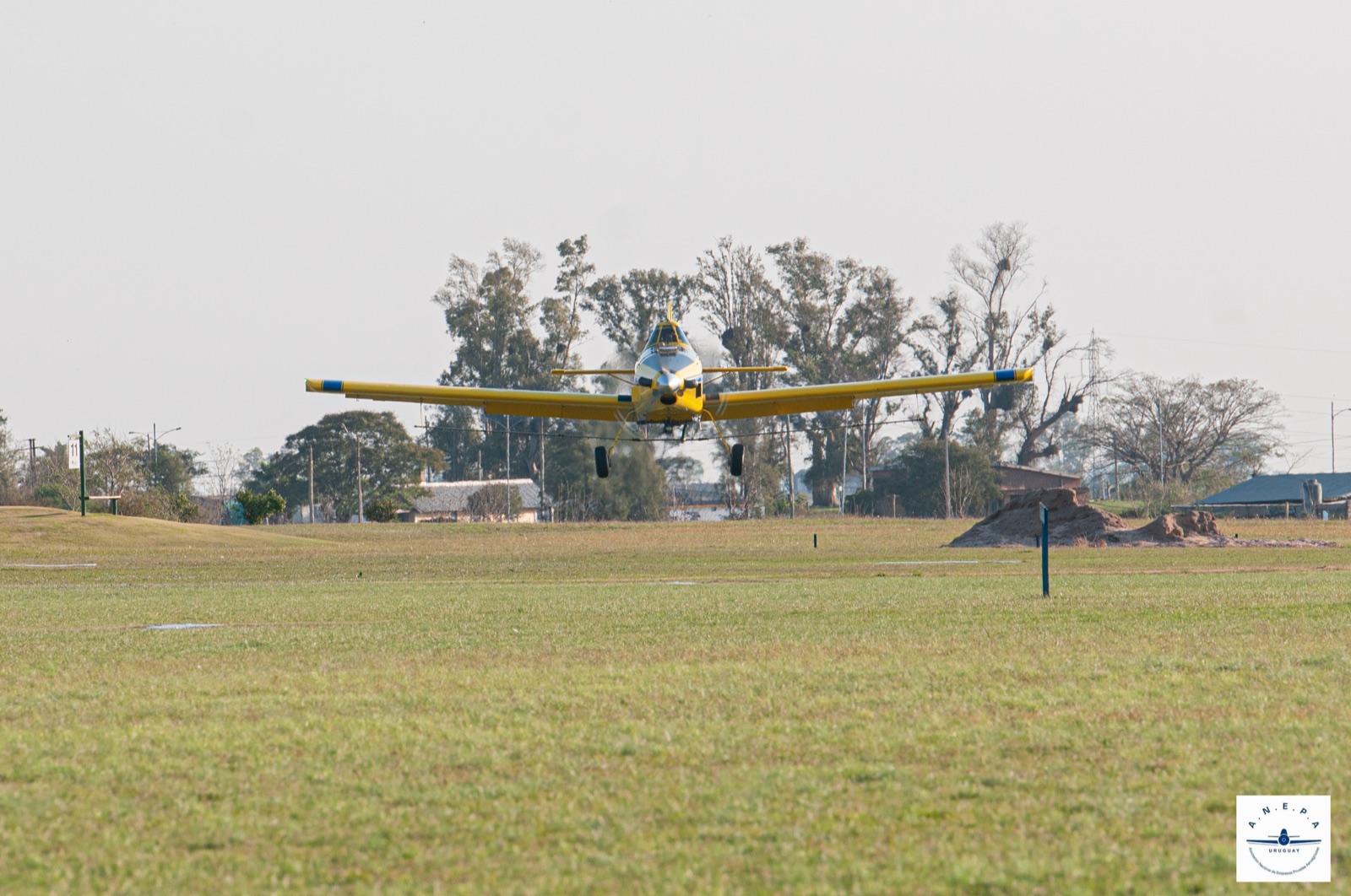 Avión agrícola aterrizando