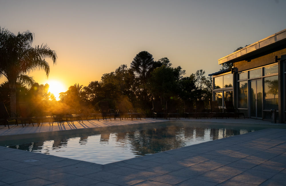 Hotel Raíces del Arapey con piscina termal al atardecer